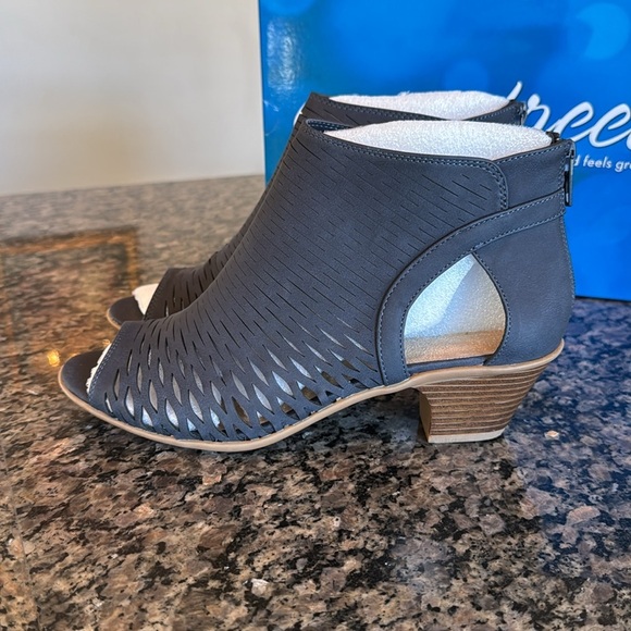 Easy Street navy sunrise stacked open toe bootie 8.5 NIB - Picture 4 of 9